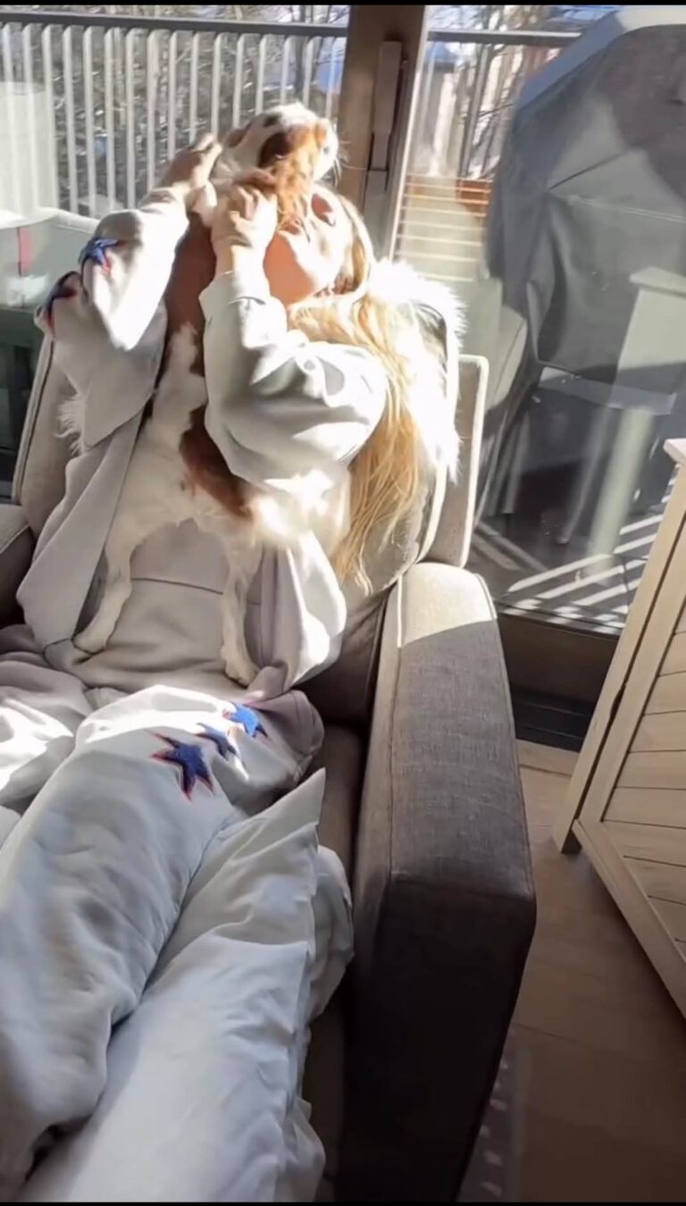 Lindsey Vonn’s Emotional Homecoming: Tearful Reunion with Dog Chance Amid Grief Over Leo’s Loss